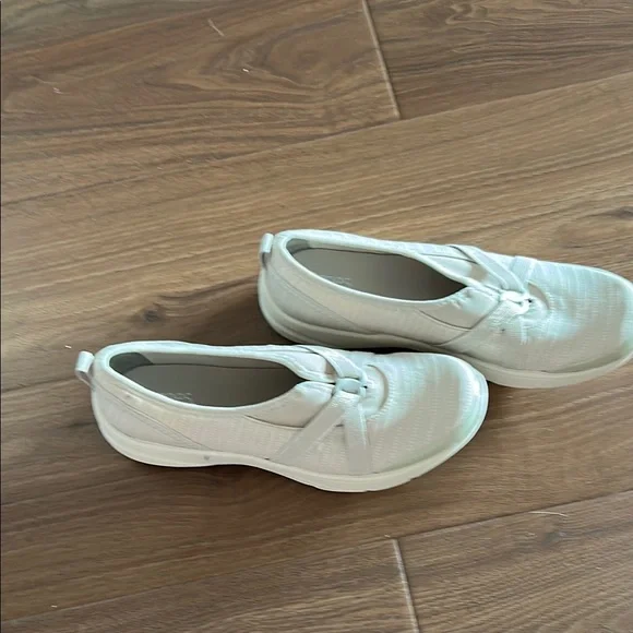 Size 9.5 Bzees Cream Flats Comfortable Slip-On Tan - Picture 2 of 8